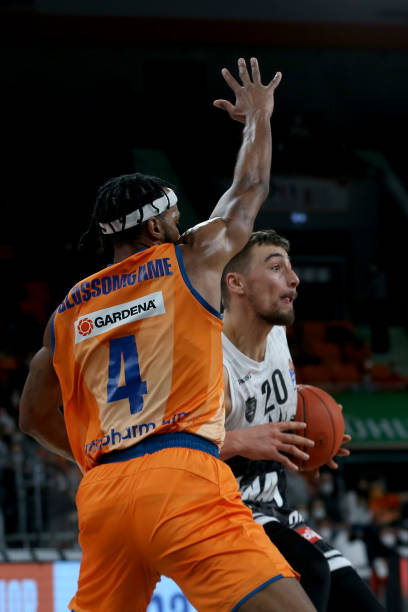 加强友谊和 加强友谊和